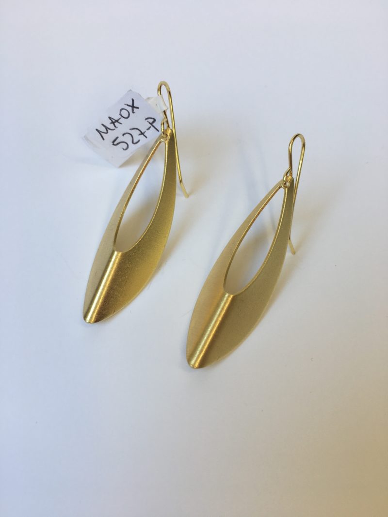 pendientes largos dorados